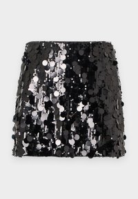 Minifalda negra densamente cubierta con grandes lentejuelas negras brillantes sobre fondo liso.