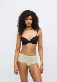 Μαύρο επενδυμένο σουτιέν με ρυθμιζόμενες τιράντες, διακοσμημένο με φιόγκο στο κέντρο. Ανοιχτό γκρι, ψηλόμεσο εσώρουχο από απαλό ύφασμα με ομαλή υφή.