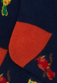 Calzini multicolori con base blu navy, sezioni del tallone e della punta arancioni e un vivace motivo floreale in rosso, verde e giallo.