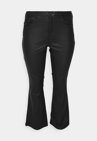 Jeans évasés noirs en matière stretch, comportant des poches avant, une fermeture éclair et une finition lisse, parfaits pour un style décontracté.