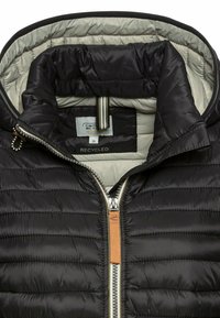Zwarte gerecyclede pufferjack met een gestructureerde capuchon, grijze voering, horizontale quiltontwerp en een ritsclosure met een leren trekband.