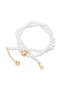 Bracciale con perle bianche e chiusura dorata, una sfera dorata e una catena regolabile in oro con un ciondolo rotondo.