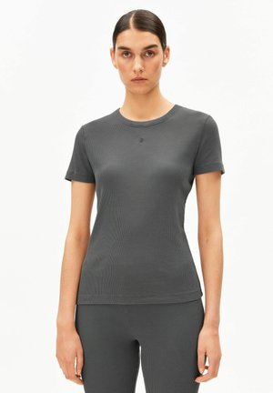 Graues, geripptes T-Shirt mit kurzen Ärmeln und rundem Ausschnitt, versehen mit einem dezenten Markenlogo auf der Brust. Weicher, strukturierter Stoff.