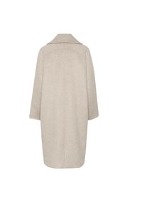 Palton bej din amestec de lână cu o croială relaxată, guler supradimensionat și mâneci trei sferturi, având o textură netedă și un design minimalist.