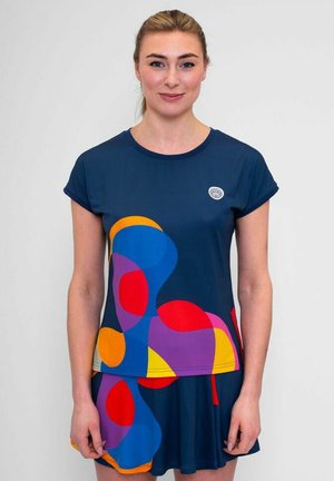 Maglietta blu navy con motivi geometrici colorati in arancione, rosa e viola; maniche corte, scollo rotondo e un patch logo sul petto.