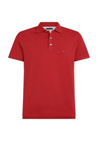 Polo rouge à manches courtes avec col, patte de boutonnage à trois boutons et petit logo Tommy Hilfiger sur la poitrine gauche.