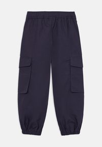 Pantaloni cargo bleumarin cu talie elastică și manșete la gleznă, având buzunare mari cu clapetă pe ambele coapse.