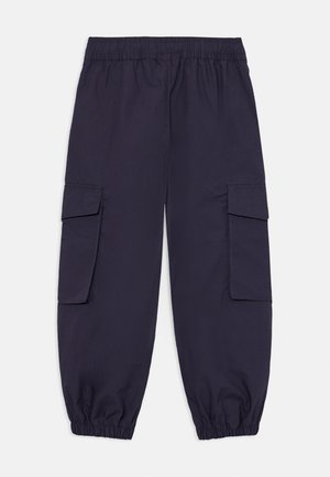 Marineblå cargobukser med elastisk linning og ankelmanchetter, med store klaplommer på begge lår.