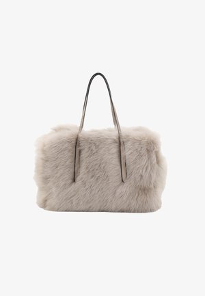 Sac à main en fausse fourrure beige clair, doté de deux fines anses en cuir lisse. Surface texturée avec un aspect doux et duveteux, sans motifs.
