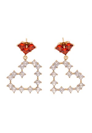 Boucles d'oreilles en or ornées de pierres précieuses rouges en haut et de formes de cœur ouvertes constituées de pierres précieuses carrées et claires pendantes en dessous.