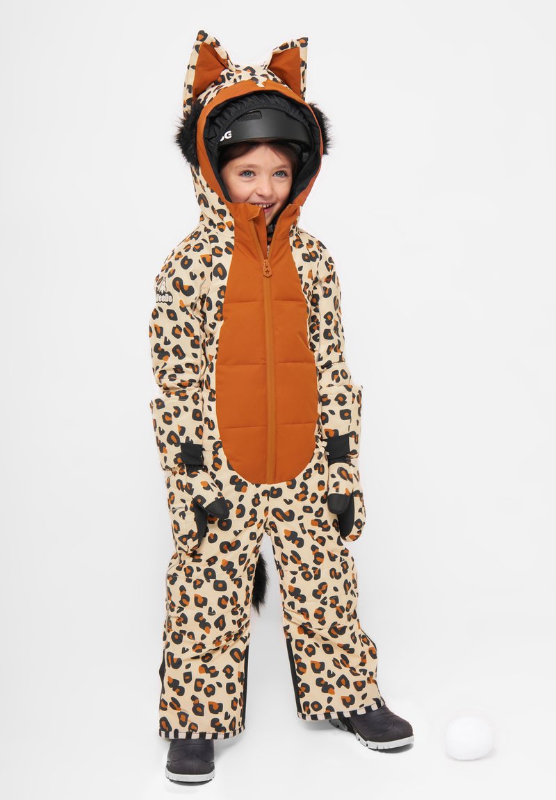 Leopardmönstrad snällift med orange detaljer, huva med kattöron och svarta handskar. Tjockt, isolerat material med en fluffig kant.