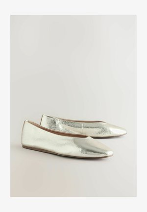 Balerini metalici argintii cu un design ascuțit al vârfului, textură netedă și o croială de profil redus, având o siluetă minimalistică.