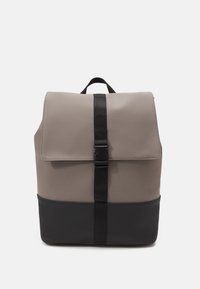 Sac à dos gris et noir en matériau lisse et imperméable, avec un rabat repliable et une boucle, ainsi qu'une poignée supérieure pour le transport.