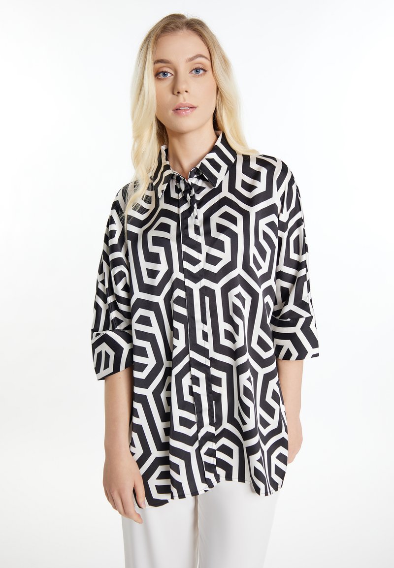 Cămășă cu un model alb-negru, cu design geometric, guler cu nasturi și mâneci până la trei sferturi. Textură de țesătură netedă.