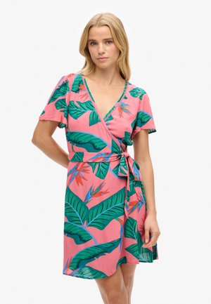 Vestido corto rosa tipo envoltura con estampado de hojas tropicales y ave del paraíso en verde y azul, con mangas cortas y cintura atada.