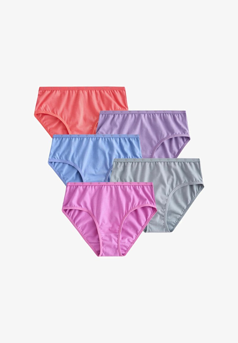 Cinq paires de slips en coton pour femmes en corail, lavande, bleu, gris et rose, disposées en forme d’éventail lâche.