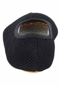 Zwarte mesh instapschoen met een ronde neus, voorzien van een textiele stof, elastische bovenrand en een gladde binnenzool.