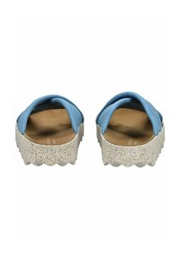 Zapatos deslizables de tela azul con punta redondeada, suela texturizada similar al corcho y bordes festoneados. Interior suave y acolchado para mayor comodidad.