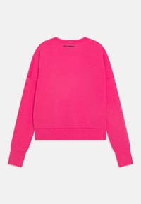 Sweatshirt fuchsia, col rond, manches longues avec poignets côtelés, coupe courte, texture lisse, détail de marque au niveau du col.