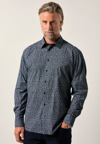 Pánská košile s dlouhým rukávem vyrobená z tmavé vzorované látky, s límečkem, zapínáním na knoflíky a kontrastními fialovými knoflíky.