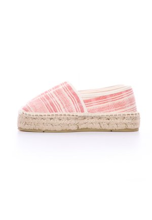 Espadrilles con una toma superiore a righe rosa e bianche texture, suola in corda di juta e un bordo in cotone bianco lungo l'apertura. Design piatto, stile casual.