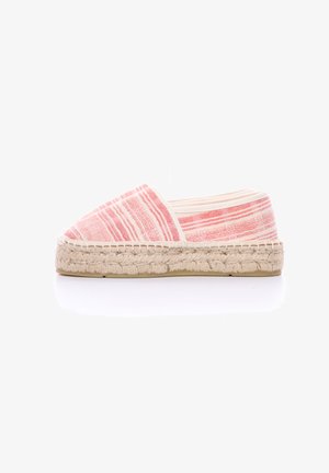 Espadrille con una parte superior de rayas texturadas en rosa y blanco, suela de cuerda de yute y un remate de algodón blanco en la abertura. Diseño plano, estilo casual.