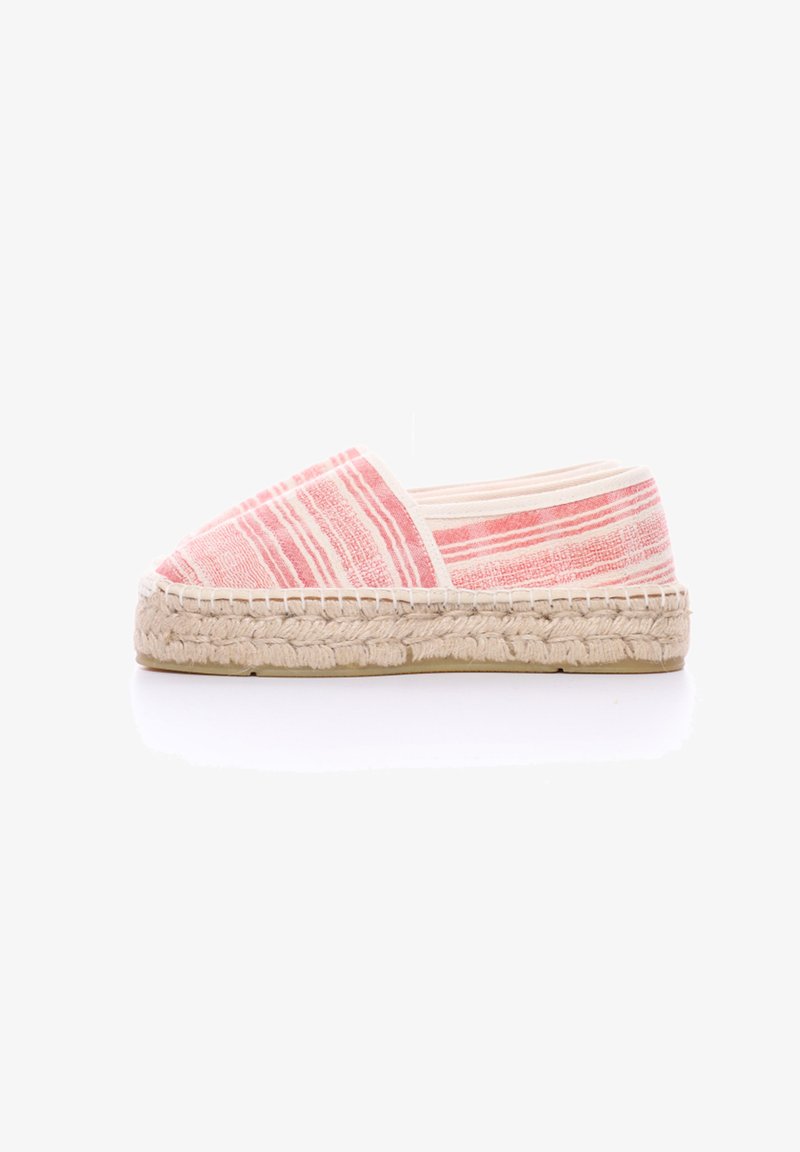 Espadrille con una parte superior de rayas texturadas en rosa y blanco, suela de cuerda de yute y un remate de algodón blanco en la abertura. Diseño plano, estilo casual.