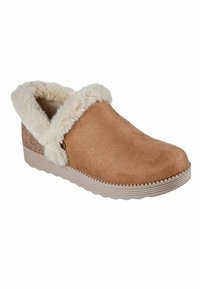 Bruine suède slof met een nepbont voering en kraag, voorzien van een lichte rubberen zool en een zigzagpatroon langs de onderrand.