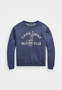 Marinblå sweatshirt med rund halsringning, som har en vit grafisk tryck av en segelbåt och texten "CAPE MAY SAILING CLUB" i en sliten stil.