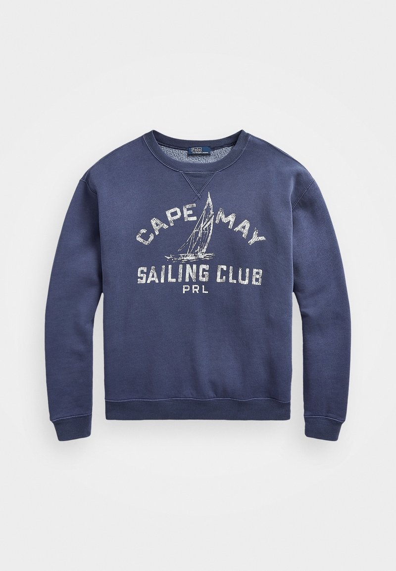 Marinblå sweatshirt med rund halsringning, som har en vit grafisk tryck av en segelbåt och texten "CAPE MAY SAILING CLUB" i en sliten stil.