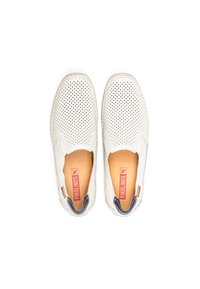 Hvide perforerede slip-on sko med rund tå, blødt materiale og kontrasterende navy detaljer. Indeni er der et pink logo på indersålen.