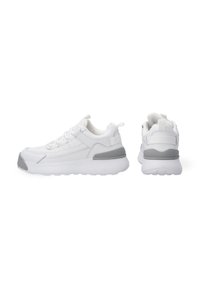 Weißer Sneaker mit grauen Akzenten, aus glattem Material gefertigt. Verfügt über eine dicke Sohle und eine strukturierte Zehenkappe. Enthält ein Schnürdesign und einen Fersenriemen.