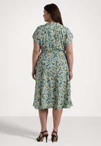 Lauren Ralph Lauren Woman FLORAL BELTED CREPE DRESS - Vardagsklänning - cream multi