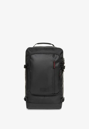 Mochila negra hecha de material sintético duradero, que cuenta con un bolsillo frontal con cremallera, correas ajustables y un asa superior para un transporte fácil.