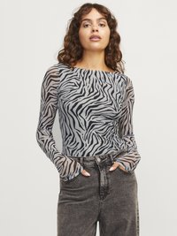 Μακρυμάνικο τοπ από διάφανο υλικό με μαύρο και γκρι σχέδιο ζέβρας, με πλατιά λαιμόκοψη και εφαρμοστή γραμμή. Συνδυάζεται με σκούρες γκρι τζιν ψηλής μέσης.