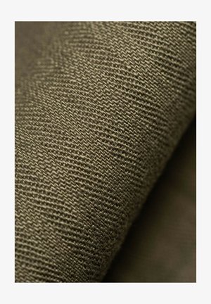 Tessuto di color verde oliva con una trama a tessitura sottile, che mostra fibre fini e una leggera lucentezza. Il tessuto appare spesso e durevole.