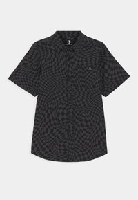 Černá košile s krátkým rukávem a knofl�íky s vířivým kostkovaným vzorem, obsahující kapsu a logo Converse na hrudi.