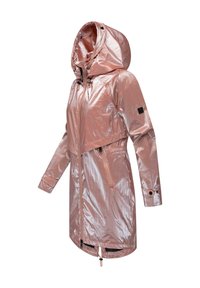 Skaidrus šviesiai rožinės spalvos, blizgus, atsparus vandeniui švarkas su kapišonu, užtrauktuku priekyje, guma reguliuojama liemens vietoje ir elastiniais rankogaliais. Ant rankovės yra logotipo emblema.