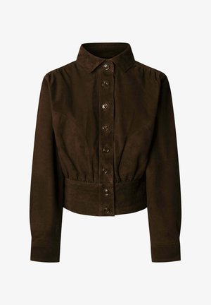 Veste à manches longues en daim brun foncé avec un col pointu, une fermeture à boutons sur le devant, une taille cintrée et des coutures discrètes.