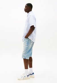 Tommy Jeans RYAN REGULAR DISTRESSED - Jeansshort - denim light