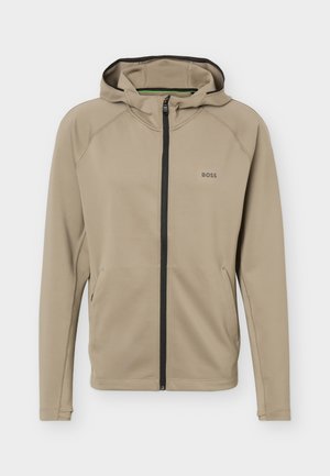 Sweat à capuche beige zippé avec fermeture éclair noire, capuche réglable, poches latérales et petit logo "BOSS" sur la poitrine gauche.