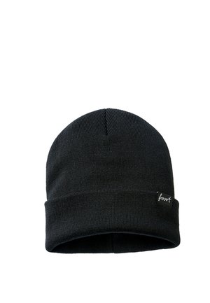 Gorro de punto negro con puño doblado y pequeña etiqueta cosida que muestra texto en cursiva en el lado delantero derecho.