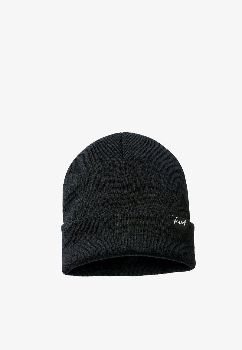Bonnet en maille noir avec revers plié et petite étiquette cousue affichant un texte en écriture cursive sur le côté droit à l’avant.