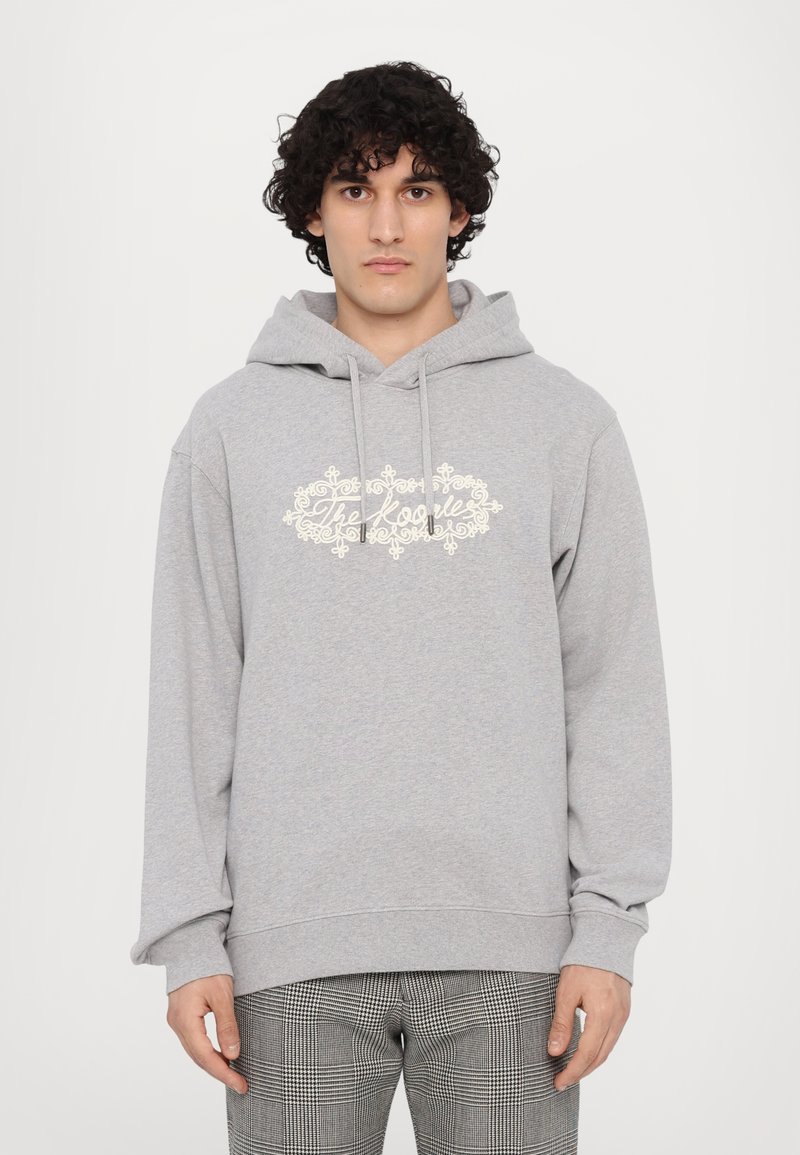 Grauer Hoodie aus Baumwollmischung, mit einer Kordelzugkapuze und dekorativem weißen Text in einem aufwendigen Design auf der Vorderseite.