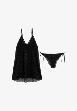 Set di lingerie nera composto da un top trasparente con motivo a cuori e slip abbinati. Spalline regolabili e laccetti ai lati dello slip.