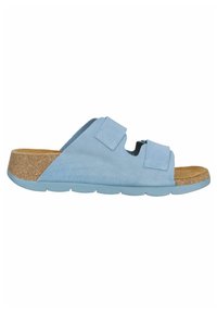 Sandal in suede azzurro chiaro con due cinturini regolabili, soletta in sughero e suola in gomma azzurro chiaro. Design aperto con ritagli per la traspirabilità.