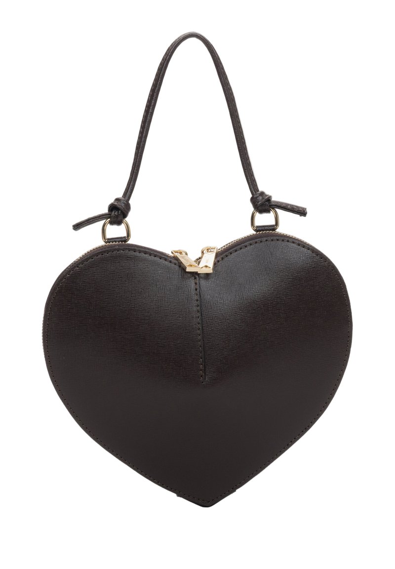 Czarna torebka w kształcie serca, wykonana z teksturowanej skóry, z złotym zamkiem błyskawicznym, krótkim paskiem i przeszyciem u podstawy.