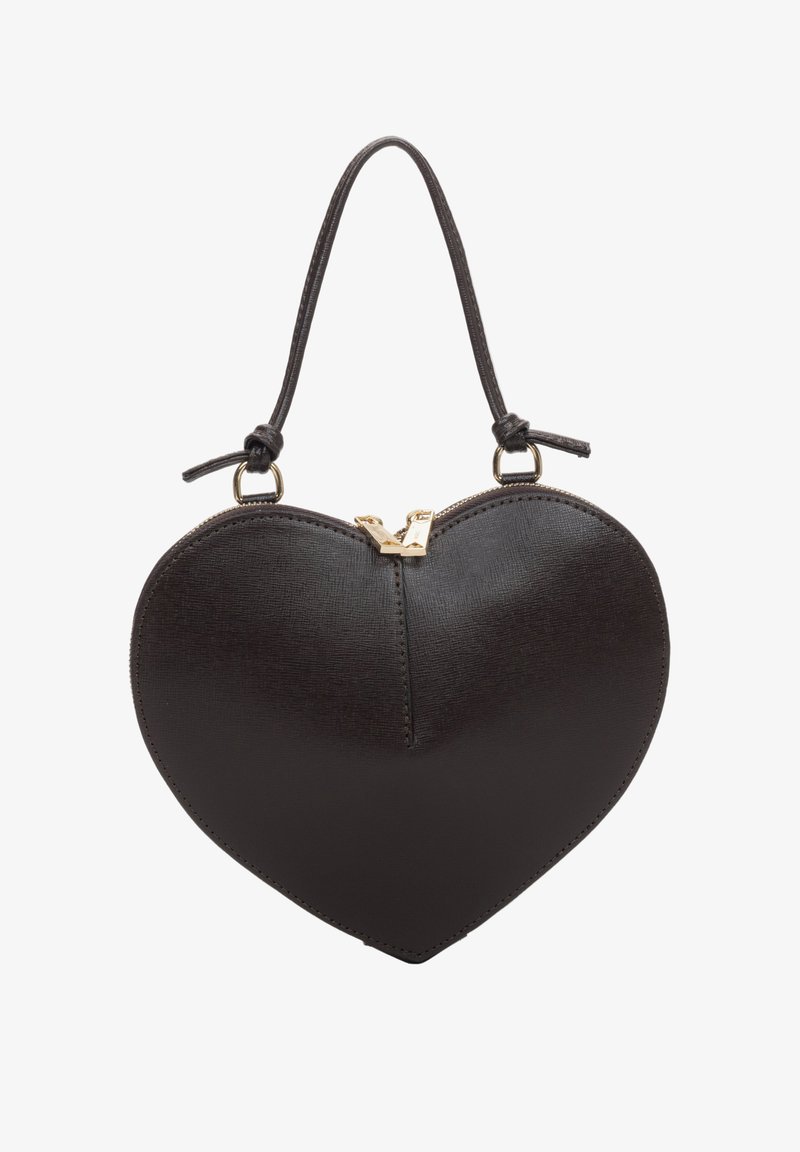 Czarna torebka w kształcie serca, wykonana z teksturowanej skóry, z złotym zamkiem błyskawicznym, krótkim paskiem i przeszyciem u podstawy.