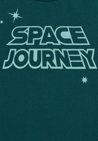 Zelen majica iz bombaža s tekstom "PROSTORSKA POT" v svetlo modri barvi, obkrožena s slikami zvezd.