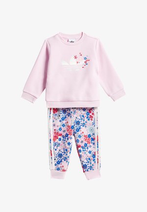 Sudadera rosa con bordado floral y pantalones a juego con estampado floral que presenta flores azules y rojas. Tela suave con puños acanalados.